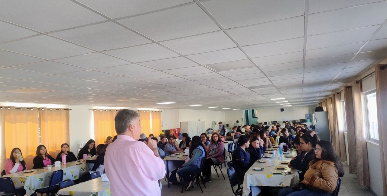 Asistentes de la educación participan en la última sesión del taller de psicología